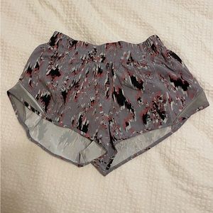 Lululemon Hotty Hot Short Low Rise 2.5” Size 6, Floral Flux Multi / Raceway Grey